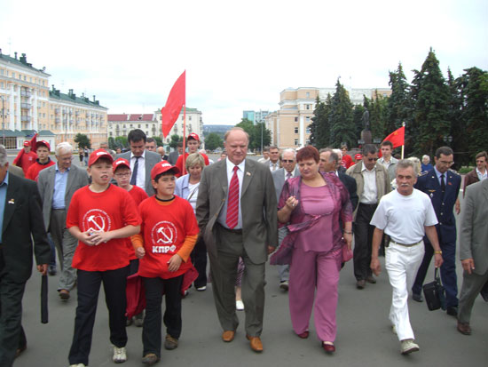 Г.А.Зюганов, В.И.Люгзаева, другие участники съезда