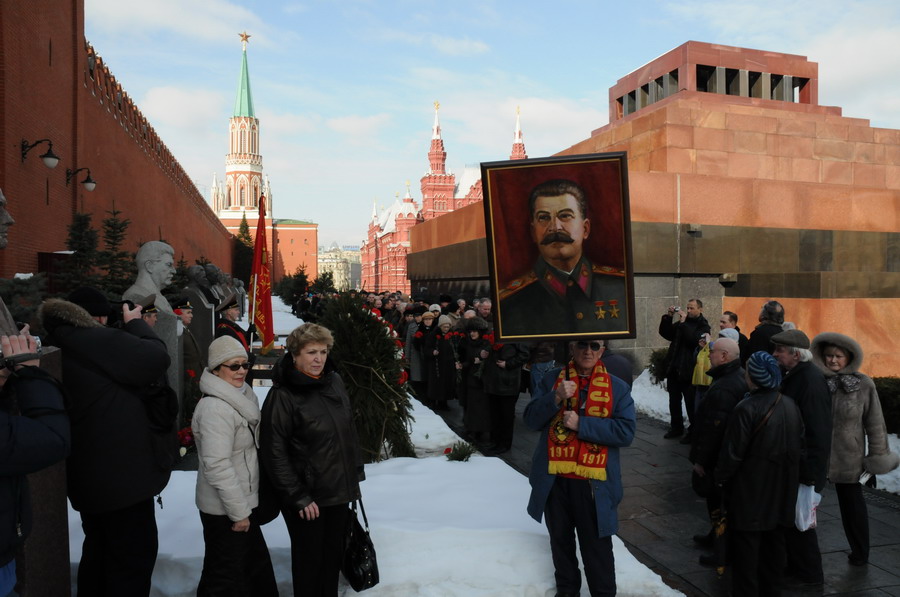 Сталин сейчас жив. Сталин на красной площади фото. Бюст Сталина на красной площади Москва. Сталинизм память.