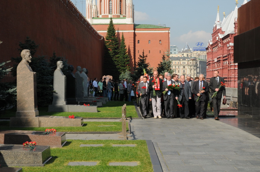 Дзержинский похоронен. Могила Феликса Дзержинского. Могила Дзержинского у кремлевской стены.