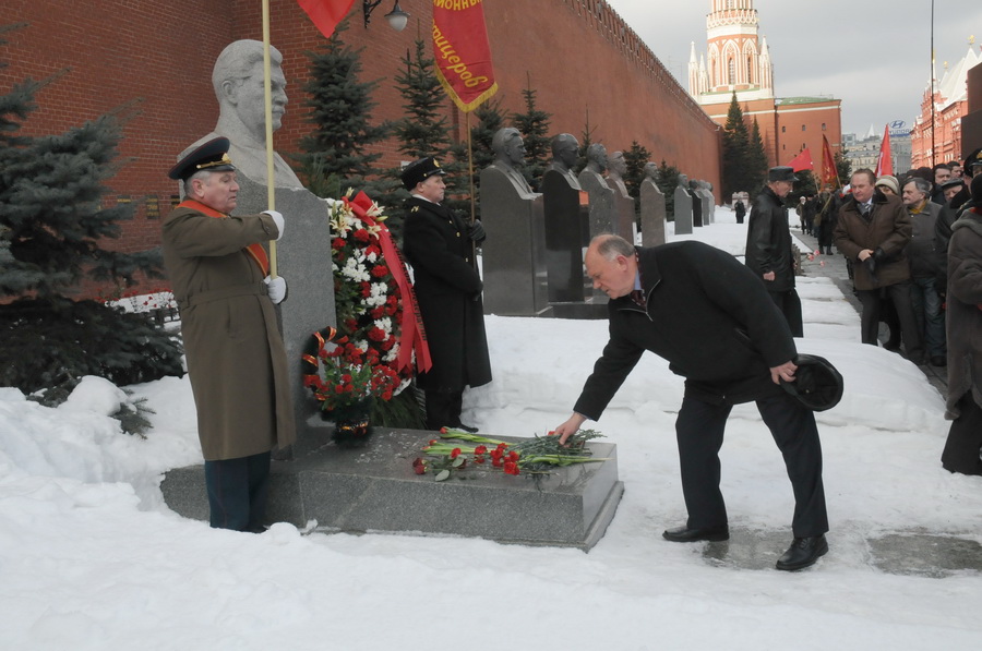 Некрополь у кремлёвской стены. Могилы у кремлевской стены. Могилы у кремлевской стены на красной площади. Похороны у кремлевской стены.