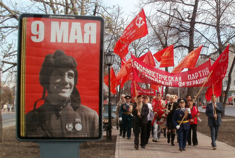 Транспарант. Транспарант ко Дню Победы. Красное Знамя 9 мая. Транспаранты на ткани к 9 мая. Транспаранты красных знамен.