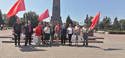 Самарская область. Тольяттинские коммунисты к возложили цветы к Обелиску Славы