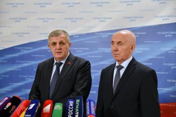 Н.В. Коломейцев и Ю.П. Синельщиков выступили перед журналистами в Госдуме