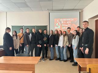 В Самаре коммунисты и комсомольцы провели открытый патриотический урок «Знамя Нашей Победы» с группой студентов-юристов