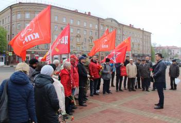 «Ленин великий нам путь озарил». В Брянске отметили 154-летие вождя мирового пролетариата