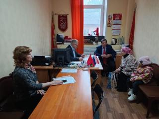 Руководитель фракции КПРФ в Мособлдуме Александр Наумов провел прием граждан в Кашире