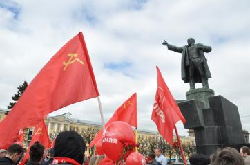 Санкт-Петербург. Коммунисты пришли к памятнику Ленину на Первомай