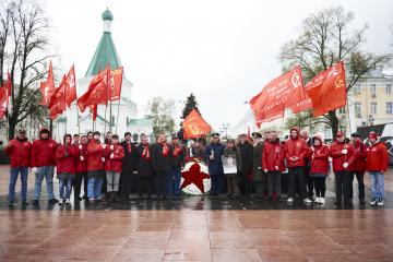 Коммунисты Нижнего Новгорода провели торжественное возложение венков к Вечному огню в Кремле