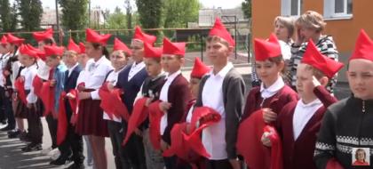 Саратовская область. Красные пионерские галстуки повязали почти сто мальчишек и девчонок