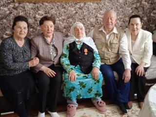 Лидер коммунистов Тюменской области Тамара Казанцева поздравила со 100-летием ветерана труда Тахию Шаркизянову