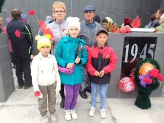 Забайкальские коммунисты украсили торжественные митинги копиями Знамени Победы 9 Мая