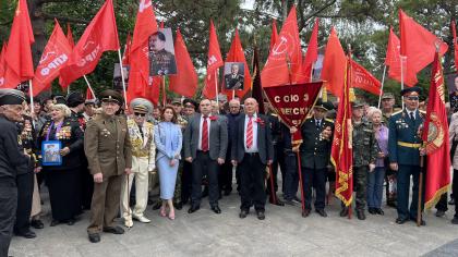 В Симферополе коммунисты возложили цветы к Вечному огню на могиле Неизвестного солдата в честь 79-летия Победы