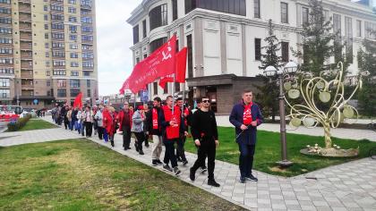 Тюменские коммунисты в День Победы провели серию возложений цветов к памятникам