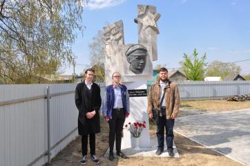 Еврейская АО. Биробиджанские комсомольцы возложили цветы к памятнику Эрнсту Тельману