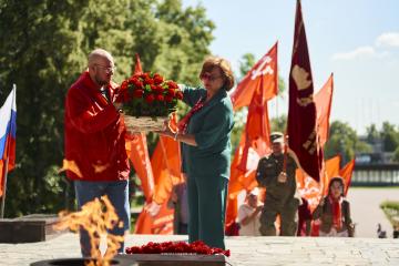 Коммунисты Нижнего Новгорода почтили память Героев у Вечного огня в парке боевой и трудовой славы горьковских автозаводцев