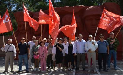 Коммунисты Калмыкии отметили День памяти и скорби
