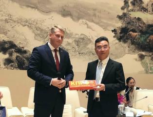 А.Н. Ивачев встретился в Китае с руководством города Ханчжоу и передал подарок от Г.А. Зюганова