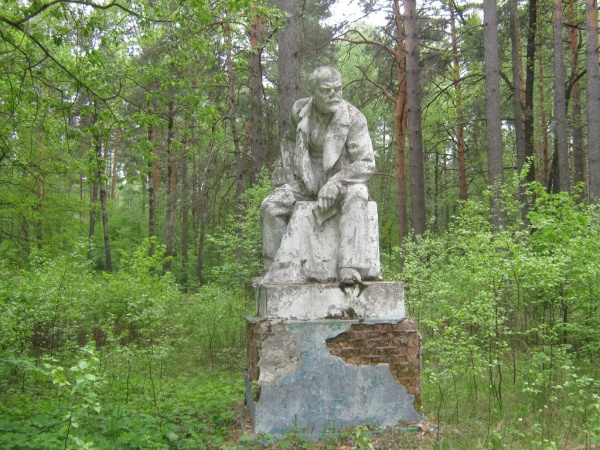 Памятник ленин и сталин на скамейке