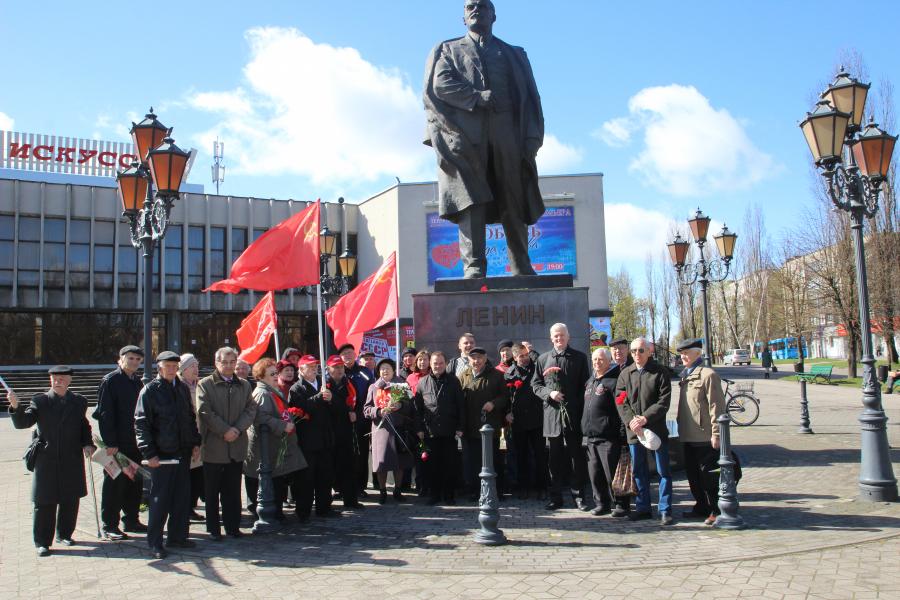 Рук калининград. Памятник Ленину в Калининграде. Калининград Ленин дом искусств памятник. Руки прочь от мавзолея Ленина.