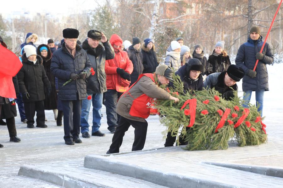 Возложение гирлянды к памятнику как правильно