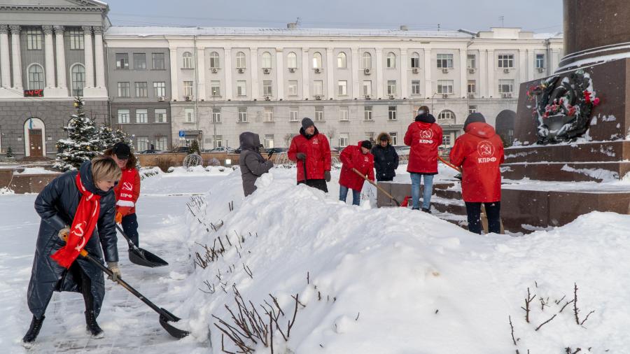 Почему не убирают снег. Убирают снег. Зимний снегопад. Убирает снег лопатой. Дворник с лопатой убирает снег.