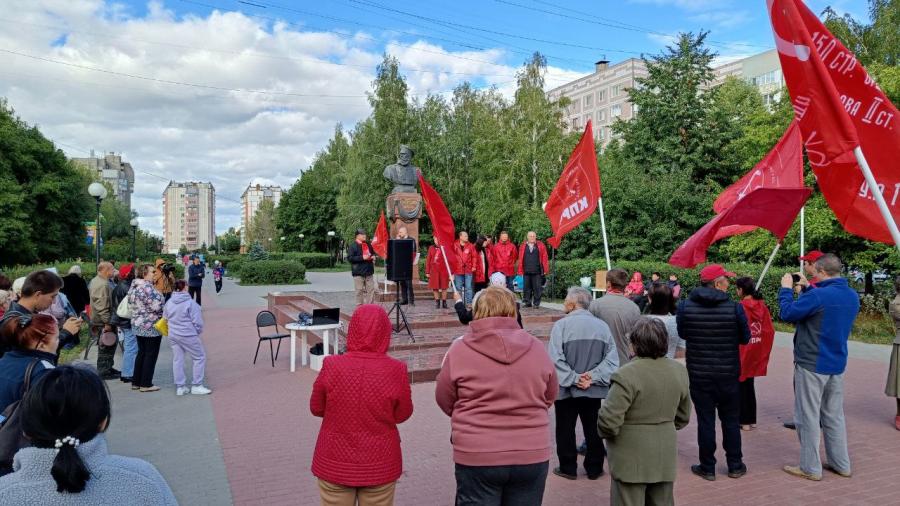 Митинги у памятников 9 мая. Народный митинг. Митинг КПРФ. Митинг у памятника Полбина. Лозунги КПРФ на выборы.