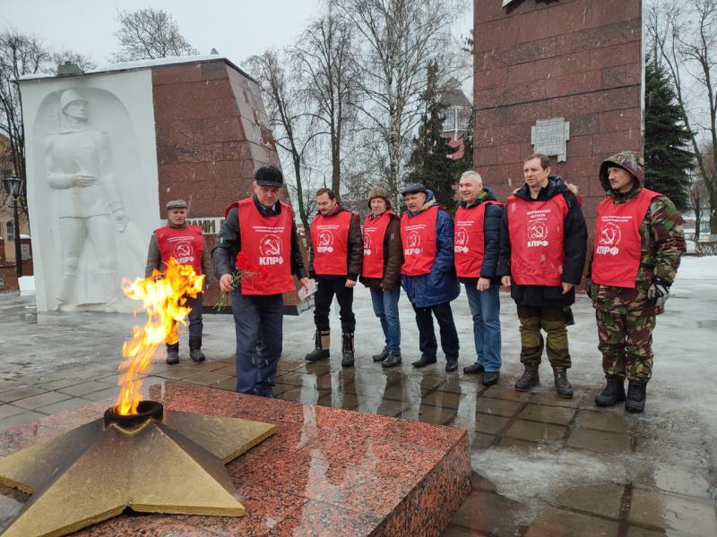 Красные флаги на окнах домов совхоз