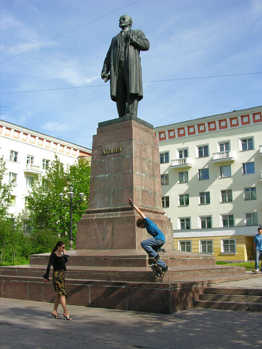 Памятники мурманска. Памятник Ленину в Мурманске. Статуя Ленина Мурманск. Мурманск памятник Ленину фото. Сквер у памятника Ленину Мурманск.