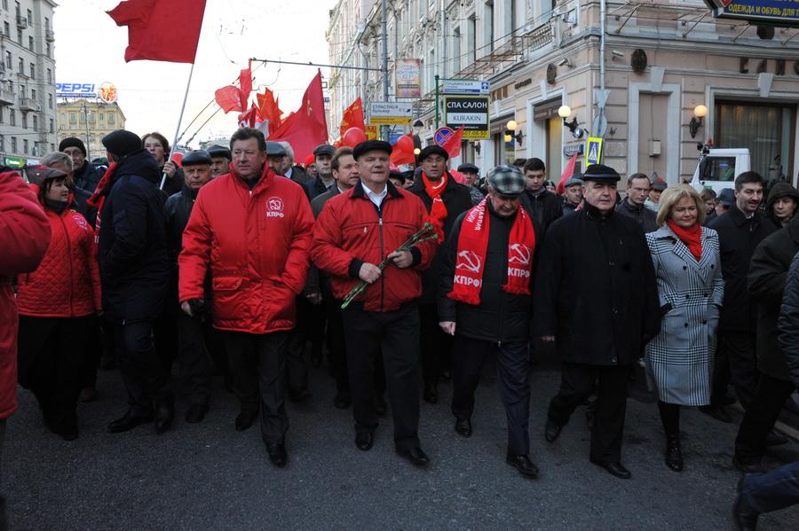 Митинг 7 ноября. 7 Ноября митинг. Зюганов митинг 7 ноября. Подросток коммунист.