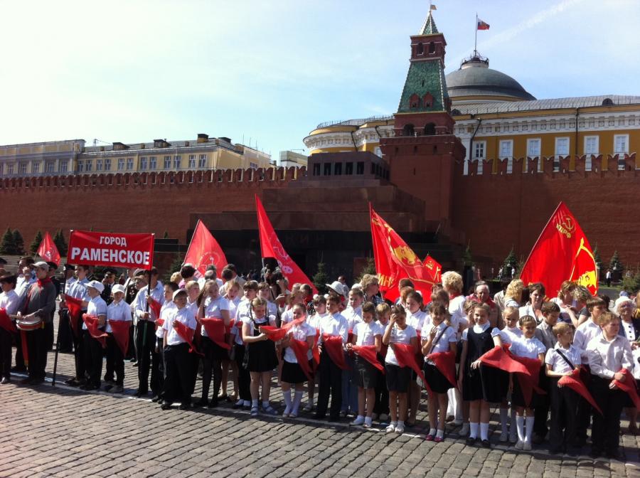 Титов прием в пионеры картина