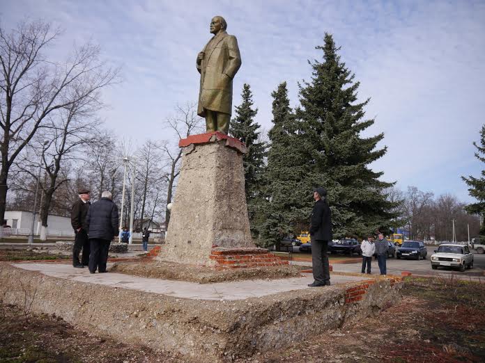 Погода в ленино липецкая. Памятник Ленину в Липецке. Памятник Ленину в Долгоруково. Памятник Ленину в Калининграде отреставрированный. Село Ленино Липецкая область.