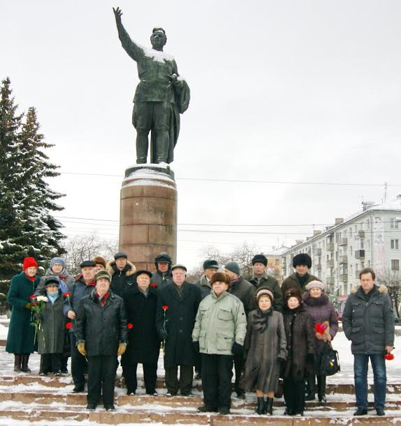 Симферополь кировское. Киров Сергей Миронович памятник Крым. Киров коммунист. Памятник Кирова Сергея Мироновича в Волгограде Кировский район. Рост Кирова Сергея Мироновича в см.