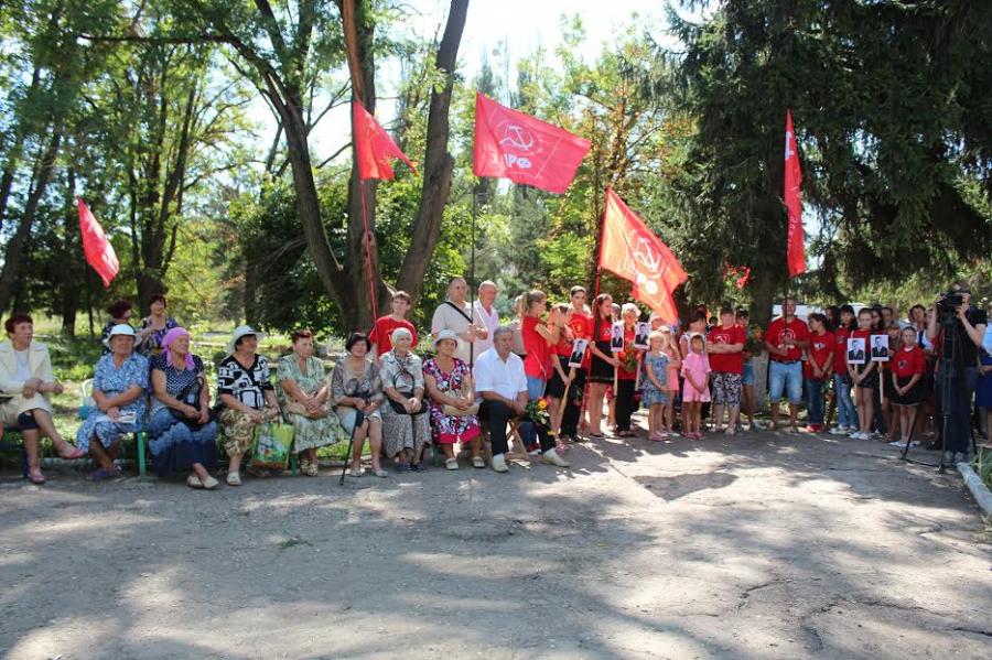 Село в нижнегорском районе. Новогригорьевская школа Крым Нижнегорский район Крым. Нижнегорский район парк со звездой. Бессмертный полк в селе Жемчужина Нижнегорского района Крым. Фото Нижнегорского канала.