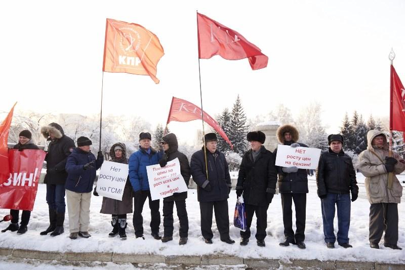 Против повышения цен. Пикет против повышения цен на топливо. Красные трусы пикет Украина. Пикет против повышения цен на топливо Курск Иванов.