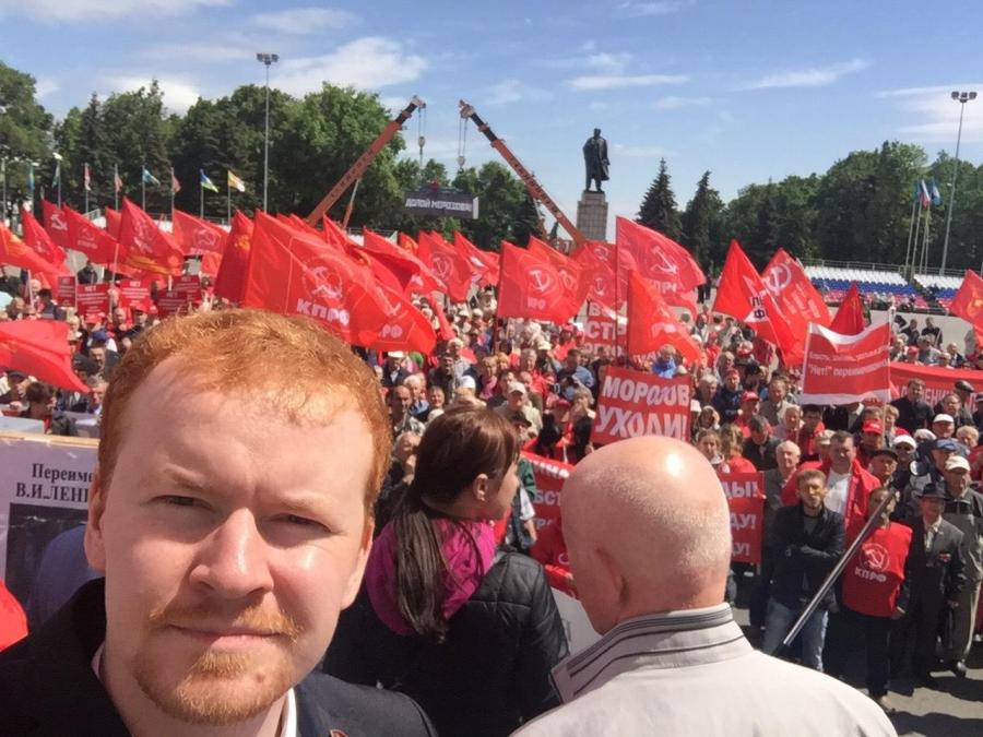 Становится красным. Депутаты КПРФ Ульяновск. КПРФ Пилявский Ульяновск. Депутат от КПРФ Ульяновск. КПРФ похож на Ленина.