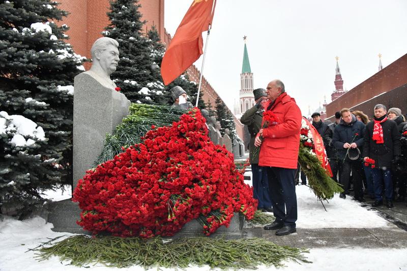 День рождения сталина. День рождения Сталина фото. Зюганов цветы Сталин фото. Зюганов и Сталин.