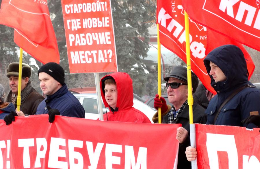 Против повышения цен. Пикет против повышения цен на топливо. Реклама курских коммунистов продуктов.