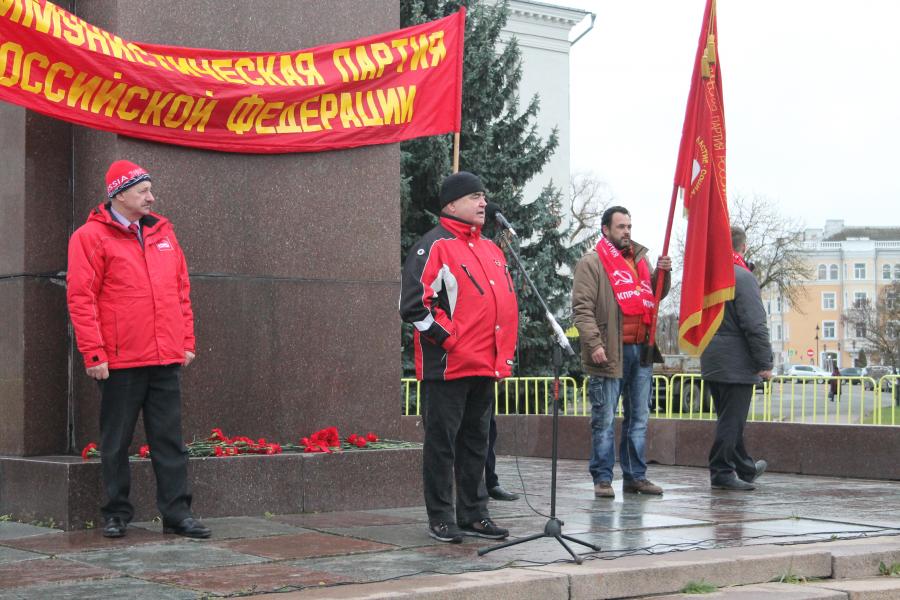 Кпрф псков. Псков КПРФ. КПРФ Псков ножка. Коммунисты Псковской члены. Луценко Олег Псков КПРФ.