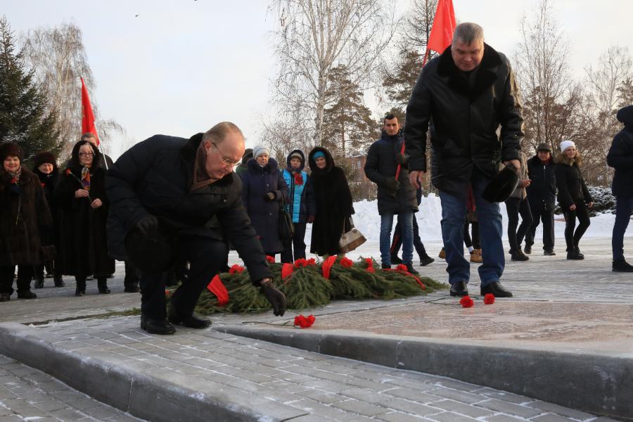 Возложение гирлянды к памятнику как правильно