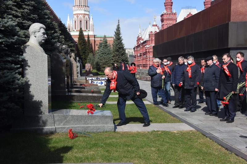 Ленин в мавзолее на красной площади