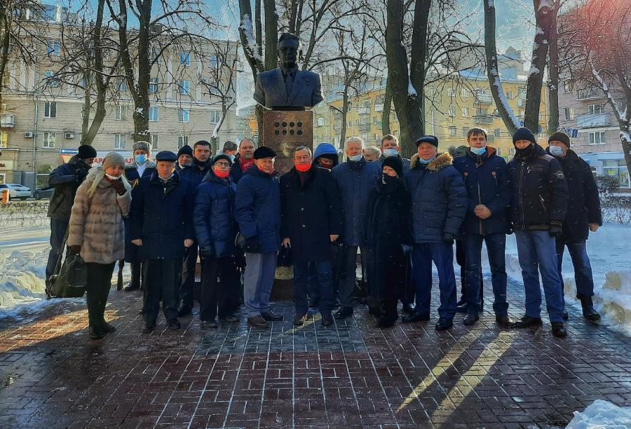 Воронеж служба. Воротников Виталий Иванович могила. Московский государственный университет почтили память Пермь. Охрана ворот коммунистов.