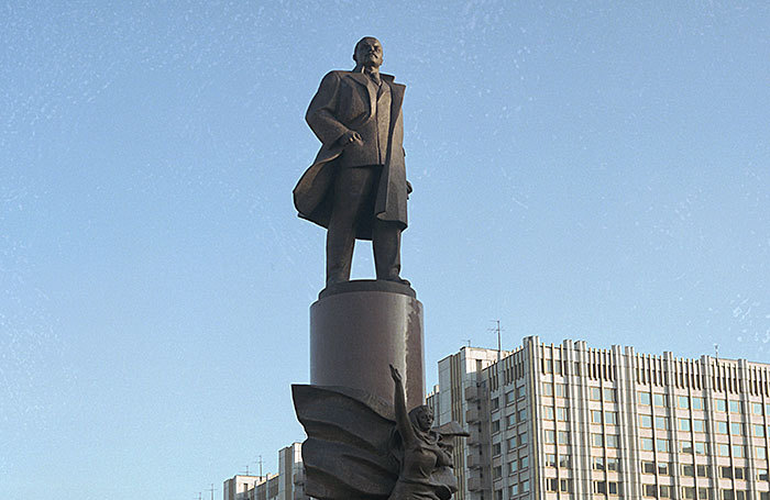 Площадь ленина москва. Памятник Ленину на Калужской площади в Москве. Памятник Ленину на Октябрьской площади. Памятник Ленину в Москве на Октябрьской. Памятник Ленину метро Октябрьская.