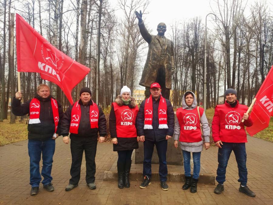 Красные флаги на окнах домов совхоз