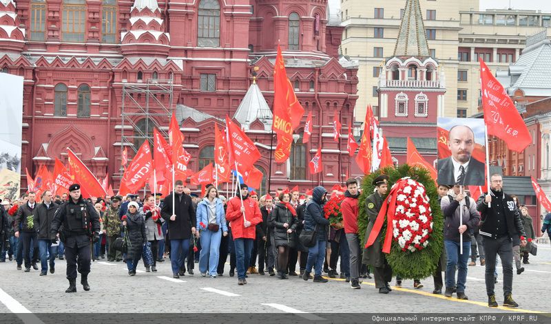 22 апреля есть праздник. Мавзолей в.и Ленина на красной площади в Москве. Шествие КПРФ 99 летие Октябрьской революции Москва. День Победы красная площадь.