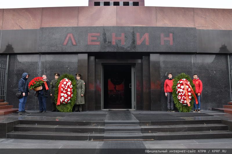 День рождения ленина 22 апреля 2022. Зюганов цветы к мавзолею Ленина. 22 Апреля 2022 день рождения Ленина.