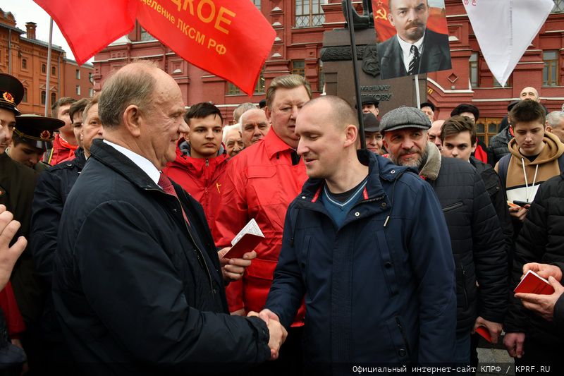 22 апреля родился ленин. 22 Апреля день рождения Ленина. КПРФ возложение цветов. КПРФ дорога к Ленину. Юбилей Ленина.
