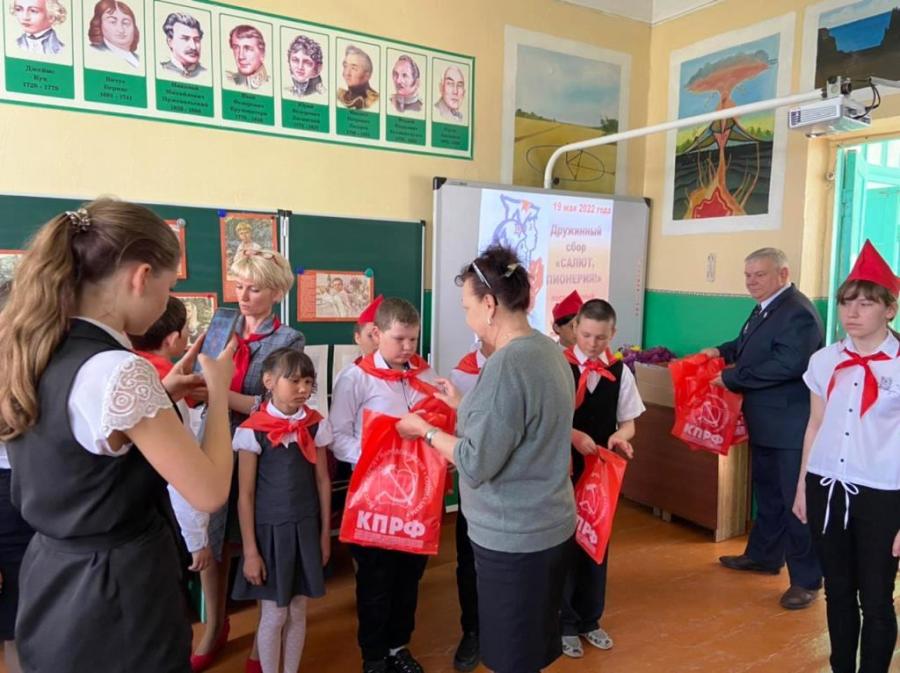 Фото на день пионерии в школе