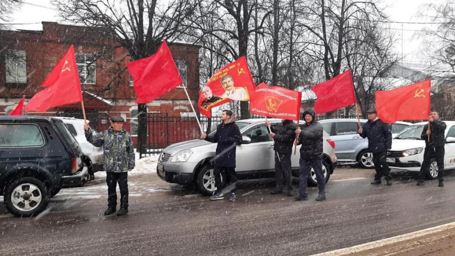 Красные флаги на окнах домов совхоз