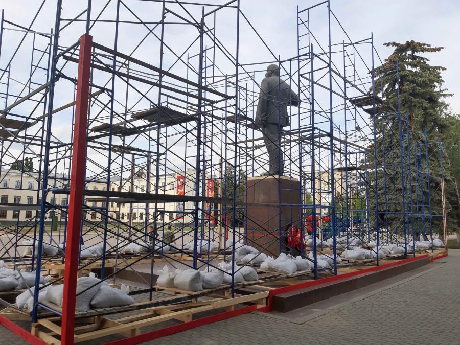 В столице Карачаево-Черкесии памятник Ленину заколачивают в ящик к 9 мая