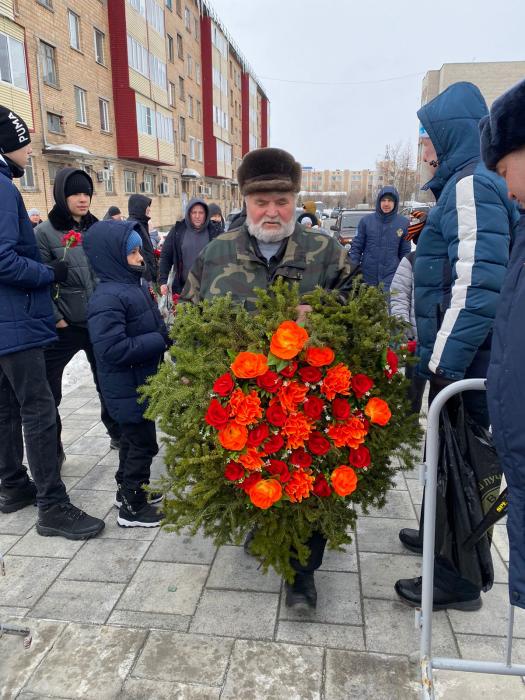 День Победы. Венок с черемухой и тюльпаном.